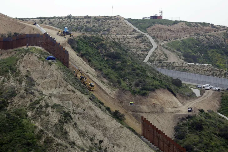 Tòa án Mỹ không ủng hộ kế hoạch xây tường biên giới với Mexico - Ảnh 1. Tòa án Mỹ không ủng hộ kế hoạch xây tường biên giới với Mexico - Ảnh 1.