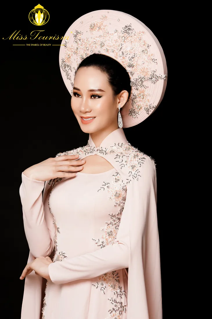 Cận cảnh chiếc áo dài người đẹp Phạm Lan Anh tranh tài tại cuộc thi Hoa hậu Du lịch Thế giới 2019 - Ảnh 1. Cận cảnh chiếc áo dài người đẹp Phạm Lan Anh tranh tài tại cuộc thi Hoa hậu Du lịch Thế giới 2019 - Ảnh 1.