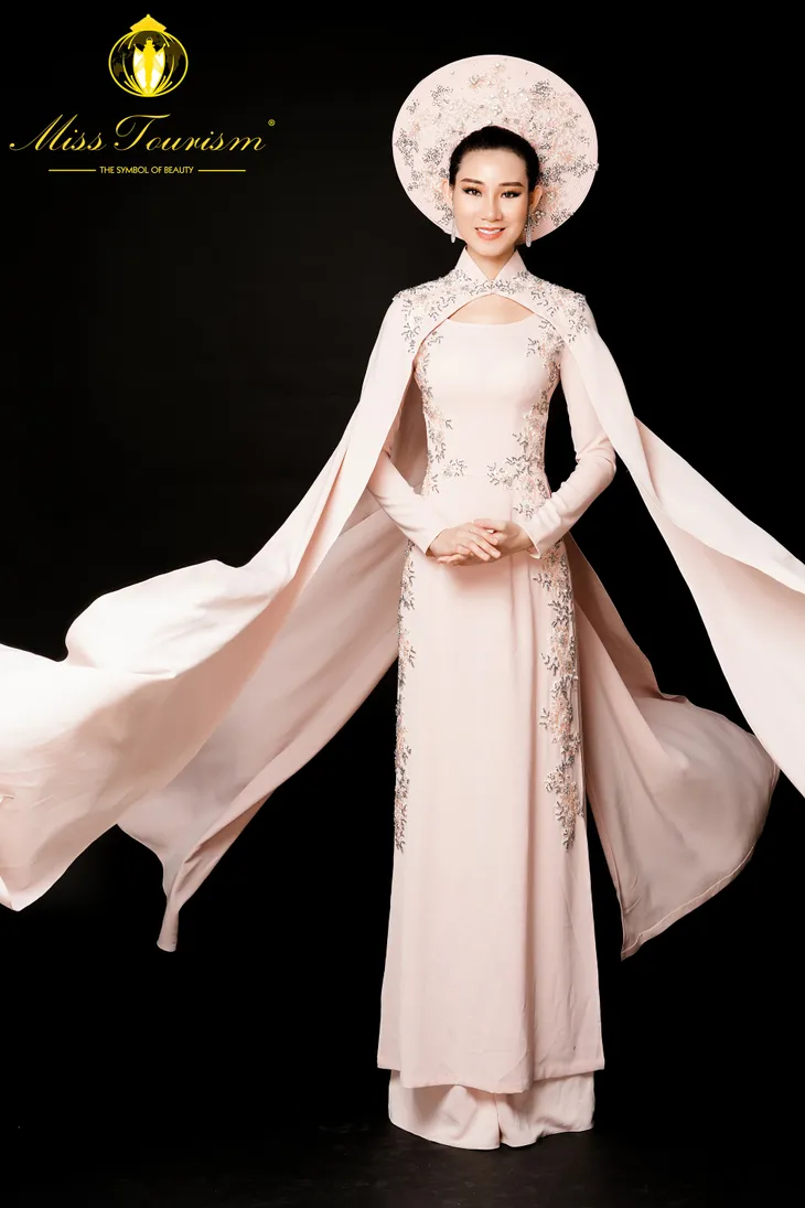 Cận cảnh chiếc áo dài người đẹp Phạm Lan Anh tranh tài tại cuộc thi Hoa hậu Du lịch Thế giới 2019 - Ảnh 3. Cận cảnh chiếc áo dài người đẹp Phạm Lan Anh tranh tài tại cuộc thi Hoa hậu Du lịch Thế giới 2019 - Ảnh 3.