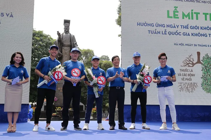 Hàng nghìn người hưởng ứng thông điệp Cuộc sống không khói thuốc - Ảnh 6. Hàng nghìn người hưởng ứng thông điệp Cuộc sống không khói thuốc - Ảnh 6.