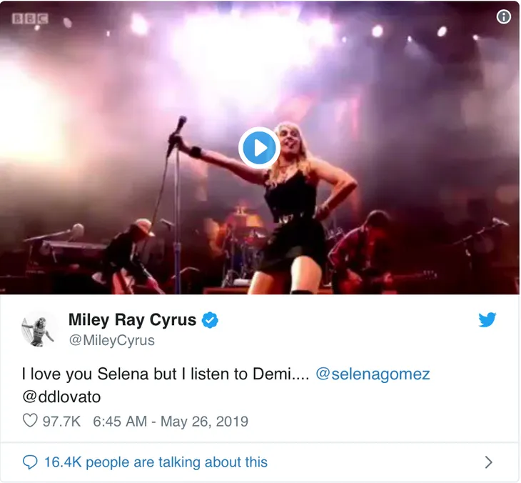 Miley Cyrus nhắc tới Nicki Minaj và Cardi B trong ca khúc mới - Ảnh 3. Miley Cyrus nhắc tới Nicki Minaj và Cardi B trong ca khúc mới - Ảnh 3.