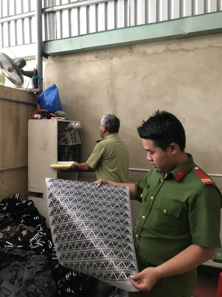 Bình Dương: Phát hiện hơn 1.000 sản phẩm quần áo nghi giả nhãn hiệu Adidas, Nike - Ảnh 1. Bình Dương: Phát hiện hơn 1.000 sản phẩm quần áo nghi giả nhãn hiệu Adidas, Nike - Ảnh 1.