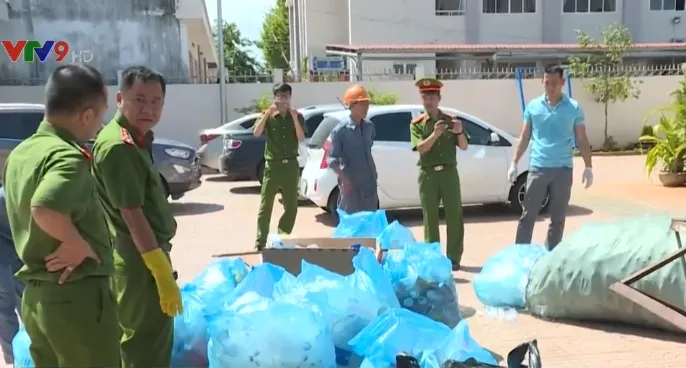 Phát hiện hàng trăm kg rác thải y tế nguy hại được thu gom trái phép - Ảnh 2. Phát hiện hàng trăm kg rác thải y tế nguy hại được thu gom trái phép - Ảnh 2.