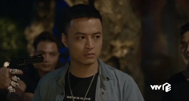 Mê cung - Tập 11: Khánh (Hồng Đăng) bị bắt tại trận vì vận chuyển ma túy? - Ảnh 1. Mê cung - Tập 11: Khánh (Hồng Đăng) bị bắt tại trận vì vận chuyển ma túy? - Ảnh 1.