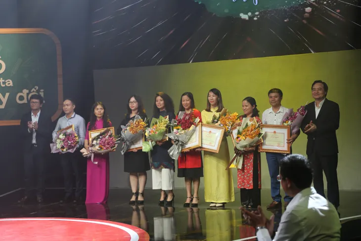 Gala Thầy cô chúng ta đã thay đổi: Thay đổi vì một trường học hạnh phúc - Ảnh 11. Gala Thầy cô chúng ta đã thay đổi: Thay đổi vì một trường học hạnh phúc - Ảnh 11.