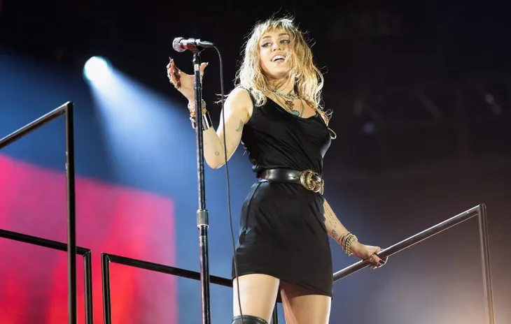 Miley Cyrus giải thích nguyên nhân nhắc tới Nicki Minaj và Cardi B trong ca khúc mới - Ảnh 1. Miley Cyrus giải thích nguyên nhân nhắc tới Nicki Minaj và Cardi B trong ca khúc mới - Ảnh 1.