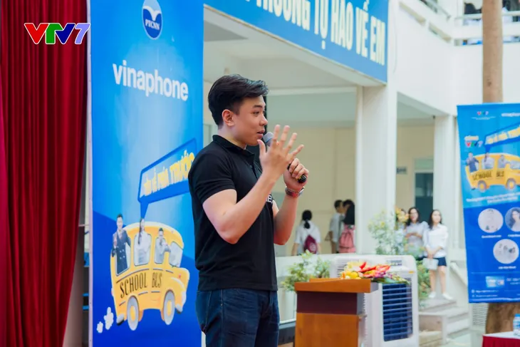 Ấn tượng những chuyến xe VTV7 School tour sôi động tại Hà Nội - Ảnh 3. Ấn tượng những chuyến xe VTV7 School tour sôi động tại Hà Nội - Ảnh 3.