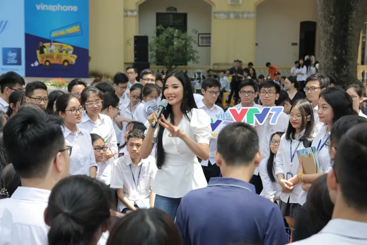 Ấn tượng những chuyến xe VTV7 School tour sôi động tại Hà Nội - Ảnh 4. Ấn tượng những chuyến xe VTV7 School tour sôi động tại Hà Nội - Ảnh 4.