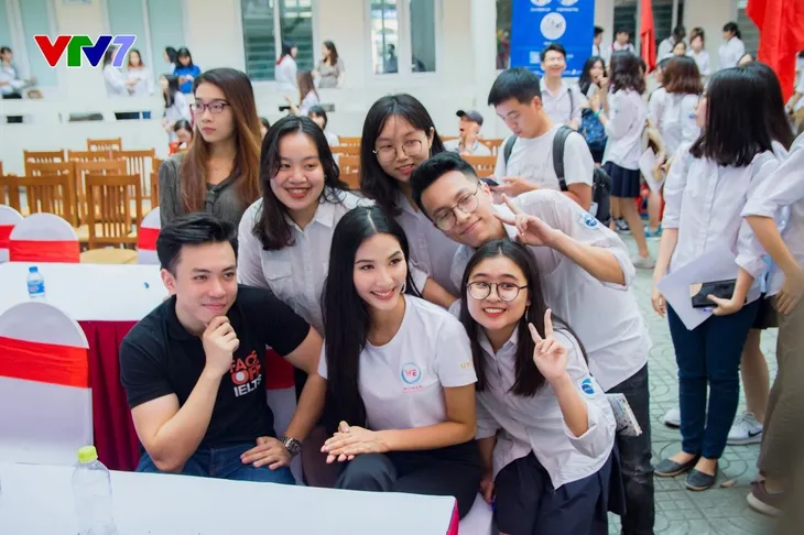 Ấn tượng những chuyến xe VTV7 School tour sôi động tại Hà Nội - Ảnh 5. Ấn tượng những chuyến xe VTV7 School tour sôi động tại Hà Nội - Ảnh 5.