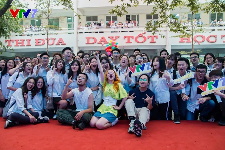 Ấn tượng những chuyến xe VTV7 School tour sôi động tại Hà Nội - Ảnh 6. Ấn tượng những chuyến xe VTV7 School tour sôi động tại Hà Nội - Ảnh 6.