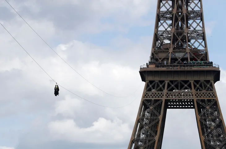 Trượt zipline ngắm toàn cảnh Paris - Ảnh 1. Trượt zipline ngắm toàn cảnh Paris - Ảnh 1.