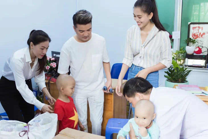Đàm Vĩnh Hưng, Hoa hậu Tiểu Vy giản dị đi từ thiện - Ảnh 1. Đàm Vĩnh Hưng, Hoa hậu Tiểu Vy giản dị đi từ thiện - Ảnh 1.