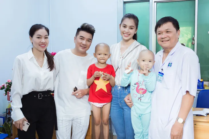 Đàm Vĩnh Hưng, Hoa hậu Tiểu Vy giản dị đi từ thiện - Ảnh 4. Đàm Vĩnh Hưng, Hoa hậu Tiểu Vy giản dị đi từ thiện - Ảnh 4.