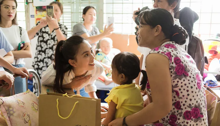 Đàm Vĩnh Hưng, Hoa hậu Tiểu Vy giản dị đi từ thiện - Ảnh 3. Đàm Vĩnh Hưng, Hoa hậu Tiểu Vy giản dị đi từ thiện - Ảnh 3.