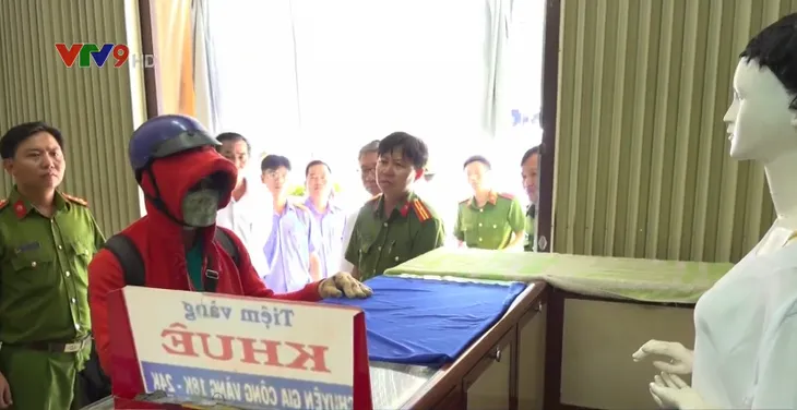 Thực nghiệm điều tra vụ chích điện cướp tiệm vàng - Ảnh 1. Thực nghiệm điều tra vụ chích điện cướp tiệm vàng - Ảnh 1.