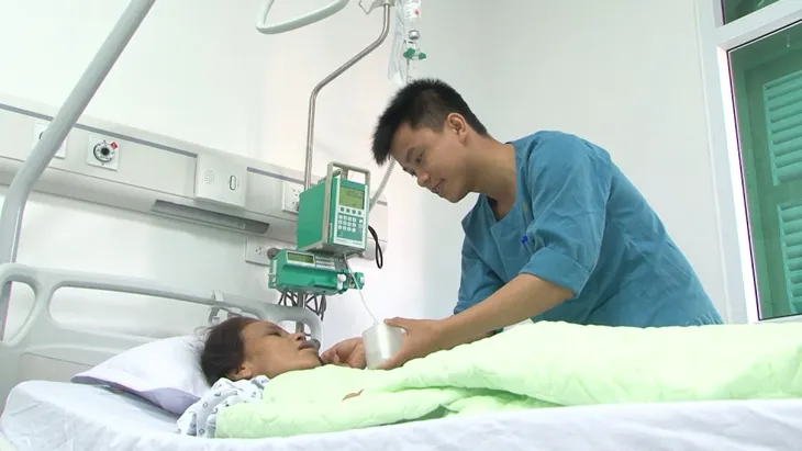 Hơn 500.000 người dân được tầm soát ung thư đại trực tràng sớm - Ảnh 1. Hơn 500.000 người dân được tầm soát ung thư đại trực tràng sớm - Ảnh 1.
