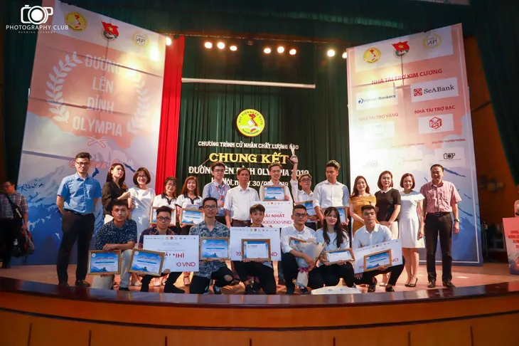 Chung kết cuộc thi Đường lên đỉnh Olympia Học viện Ngân hàng 2019 - Ảnh 2. Chung kết cuộc thi Đường lên đỉnh Olympia Học viện Ngân hàng 2019 - Ảnh 2.