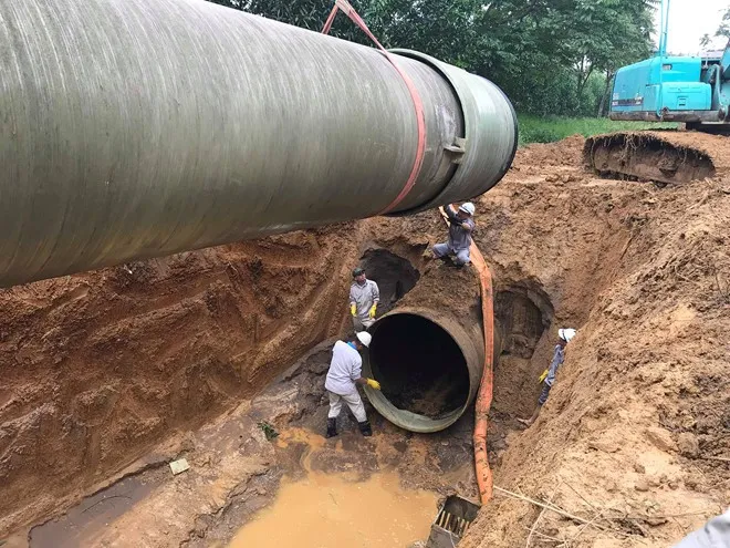Khắc phục xong sự cố rò rỉ đường ống nước sông Đà - Ảnh 1. Khắc phục xong sự cố rò rỉ đường ống nước sông Đà - Ảnh 1.