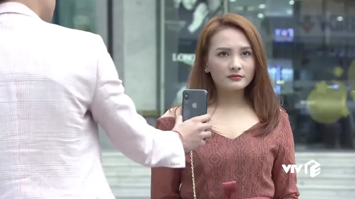 Về nhà đi con - Tập 35: Sắm đồ chục triệu cho bố mẹ chồng tương lai, Thư khiến Vũ sướng tít mắt - Ảnh 1. Về nhà đi con - Tập 35: Sắm đồ chục triệu cho bố mẹ chồng tương lai, Thư khiến Vũ sướng tít mắt - Ảnh 1.