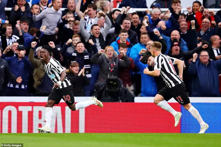 Newcastle 2-3 Liverpool: Trong rủi có may, The Kop giành ngôi đầu nhờ cái tên không ai ngờ tới - Ảnh 2. Newcastle 2-3 Liverpool: Trong rủi có may, The Kop giành ngôi đầu nhờ cái tên không ai ngờ tới - Ảnh 2.