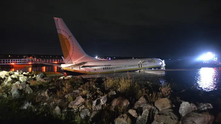 Mỹ điều tra nguyên nhân máy bay Boeing 737 lao xuống sông - Ảnh 2. Mỹ điều tra nguyên nhân máy bay Boeing 737 lao xuống sông - Ảnh 2.