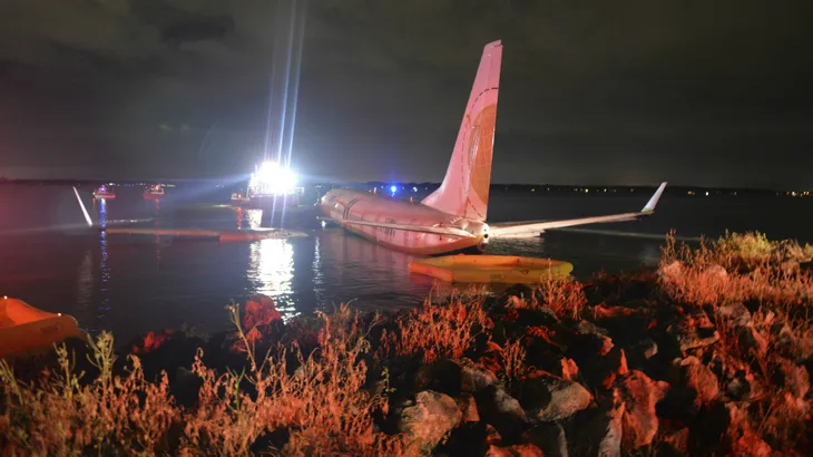 Mỹ điều tra nguyên nhân máy bay Boeing 737 lao xuống sông - Ảnh 4. Mỹ điều tra nguyên nhân máy bay Boeing 737 lao xuống sông - Ảnh 4.