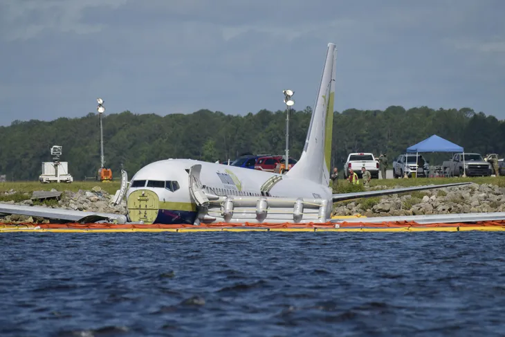 Mỹ điều tra nguyên nhân máy bay Boeing 737 lao xuống sông - Ảnh 6. Mỹ điều tra nguyên nhân máy bay Boeing 737 lao xuống sông - Ảnh 6.