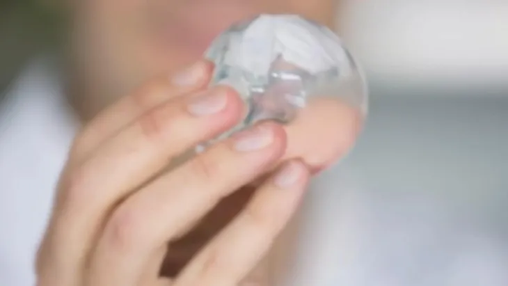 Bong bóng chứa nước uống thay thế chai nhựa - Ảnh 1. Bong bóng chứa nước uống thay thế chai nhựa - Ảnh 1.
