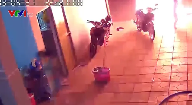 Mâu thuẫn với hàng xóm, quăng “bom xăng” khiến nhiều người bị thương - Ảnh 1. Mâu thuẫn với hàng xóm, quăng “bom xăng” khiến nhiều người bị thương - Ảnh 1.