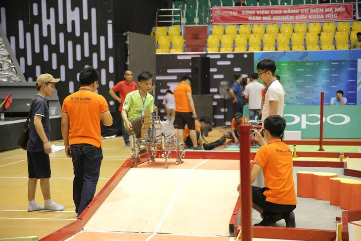 Robocon Việt Nam 2019: Nhiều robot MR2 thoát xác tại vòng chung kết - Ảnh 1. Robocon Việt Nam 2019: Nhiều robot MR2 thoát xác tại vòng chung kết - Ảnh 1.