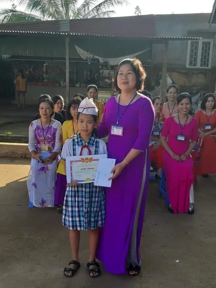 Tuyên dương học sinh lớp 5 nhặt được vàng rơi, trả lại người mất - Ảnh 1. Tuyên dương học sinh lớp 5 nhặt được vàng rơi, trả lại người mất - Ảnh 1.