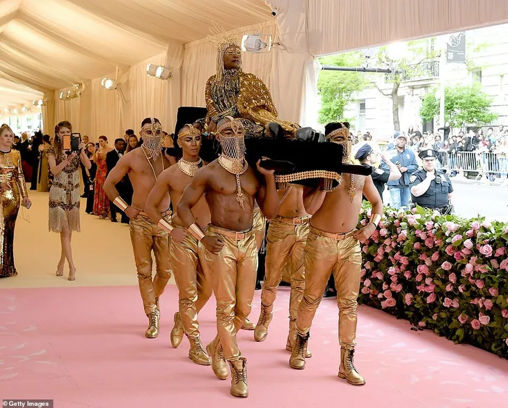 Lady Gaga, Katy Perry và Cardi B rực sáng trên thảm đỏ Met Gala 2019 - Ảnh 20. Lady Gaga, Katy Perry và Cardi B rực sáng trên thảm đỏ Met Gala 2019 - Ảnh 20.