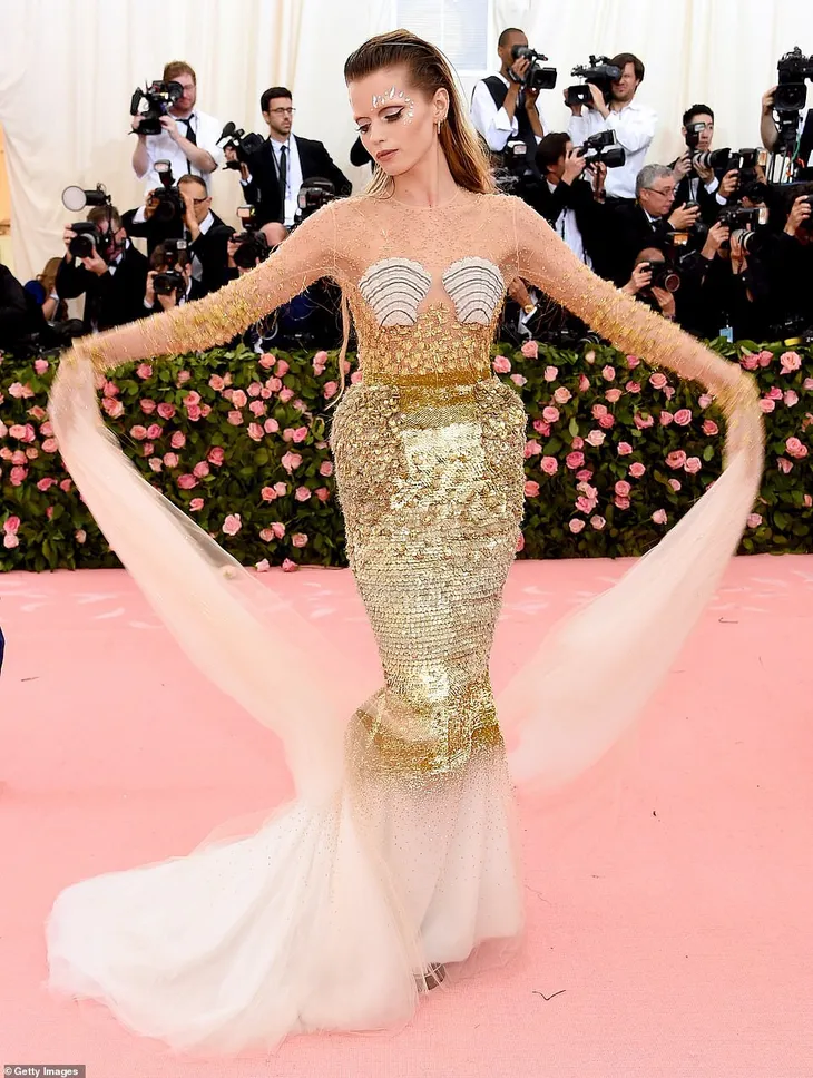 Những bộ cánh thảm hoạ trong Met Gala 2019 - Ảnh 5. Những bộ cánh thảm hoạ trong Met Gala 2019 - Ảnh 5.