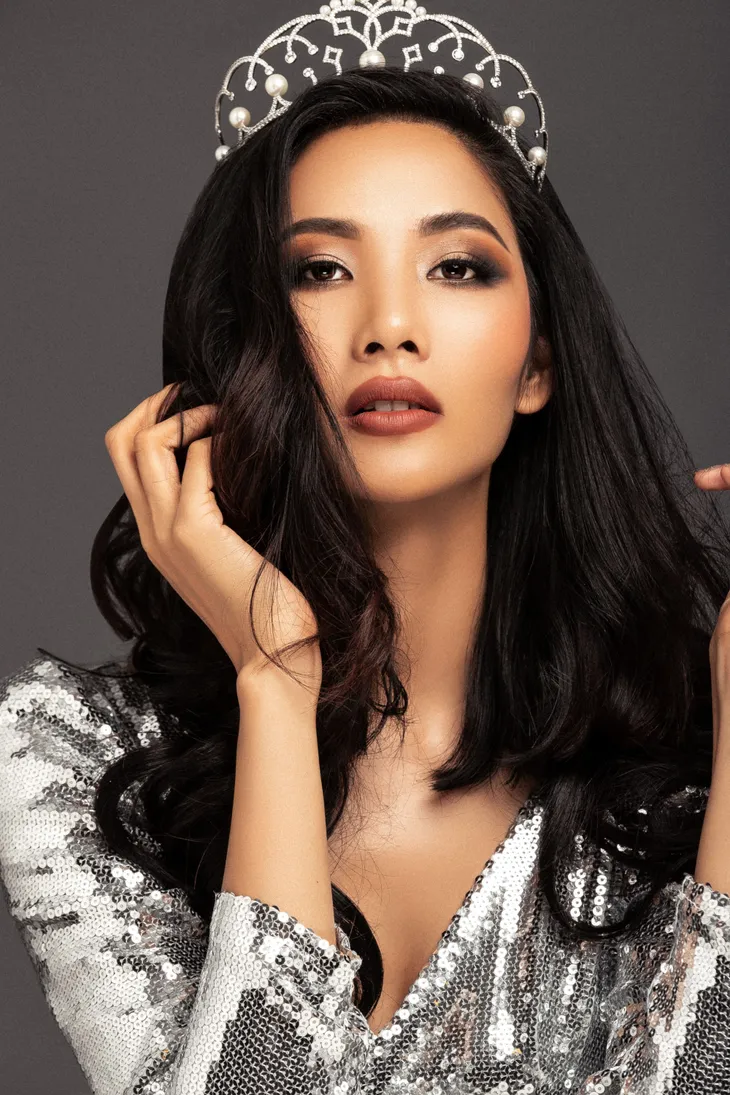 Hoàng Thùy ra mắt bộ ảnh mới trước khi lên đường tham gia Miss Universe 2019 - Ảnh 8. Hoàng Thùy ra mắt bộ ảnh mới trước khi lên đường tham gia Miss Universe 2019 - Ảnh 8.