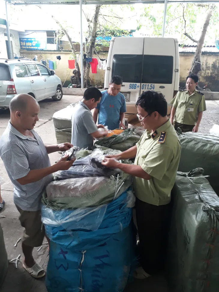 Lạng Sơn: Tạm giữ 1.300 sản phẩm có dấu hiệu giả mạo thương hiệu - Ảnh 1. Lạng Sơn: Tạm giữ 1.300 sản phẩm có dấu hiệu giả mạo thương hiệu - Ảnh 1.