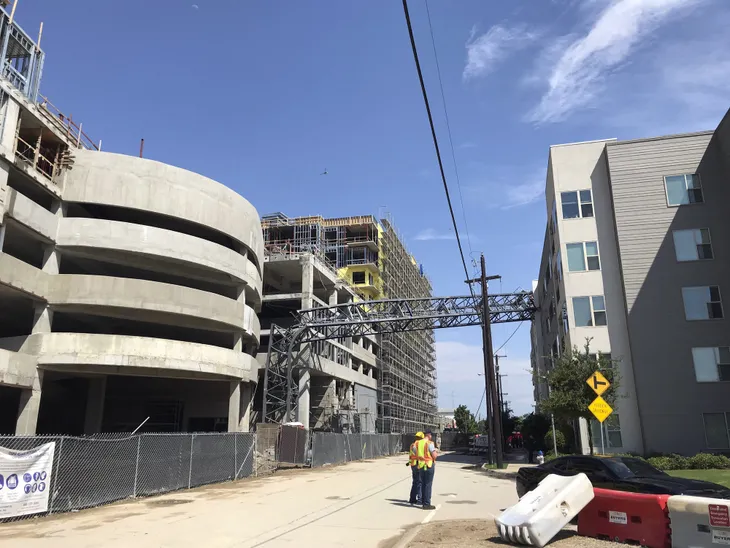 Gió mạnh bất thường tại Dallas (Mỹ) khiến cần cẩu đổ sập - Ảnh 2. Gió mạnh bất thường tại Dallas (Mỹ) khiến cần cẩu đổ sập - Ảnh 2.