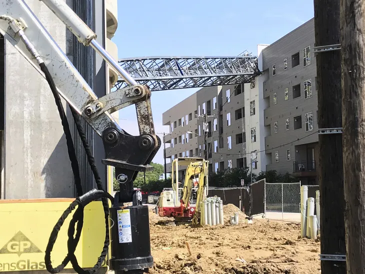 Gió mạnh bất thường tại Dallas (Mỹ) khiến cần cẩu đổ sập - Ảnh 3. Gió mạnh bất thường tại Dallas (Mỹ) khiến cần cẩu đổ sập - Ảnh 3.