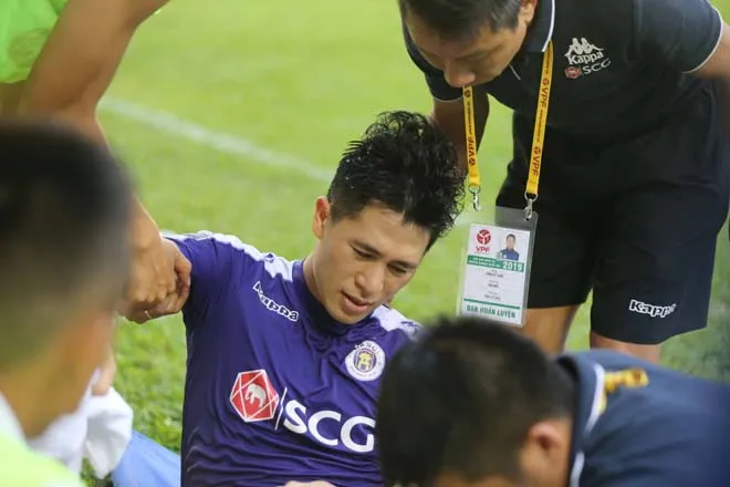 Cuối tuần này, Đình Trọng sang Singapore phẫu thuật chấn thương - Ảnh 1. Cuối tuần này, Đình Trọng sang Singapore phẫu thuật chấn thương - Ảnh 1.