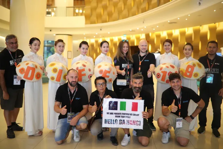 Đội Italy và Phần Lan sẵn sàng kể câu chuyện Tình yêu tại Lễ hội Pháo hoa quốc tế Đà Nẵng 2019 - Ảnh 2. Đội Italy và Phần Lan sẵn sàng kể câu chuyện Tình yêu tại Lễ hội Pháo hoa quốc tế Đà Nẵng 2019 - Ảnh 2.
