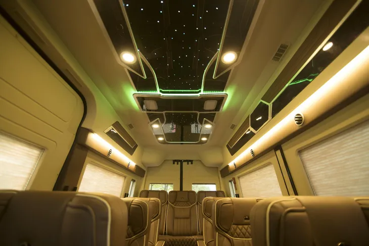 Hyundai Solati độ phong cách sang chảnh Limousine phục vụ giới doanh nhân Việt - Ảnh 1. Hyundai Solati độ phong cách sang chảnh Limousine phục vụ giới doanh nhân Việt - Ảnh 1.