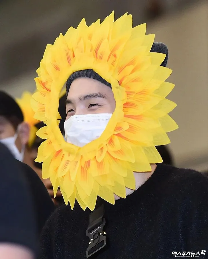 BTS gây choáng với thời trang kiểu... hoa hướng dương - Ảnh 1. BTS gây choáng với thời trang kiểu... hoa hướng dương - Ảnh 1.