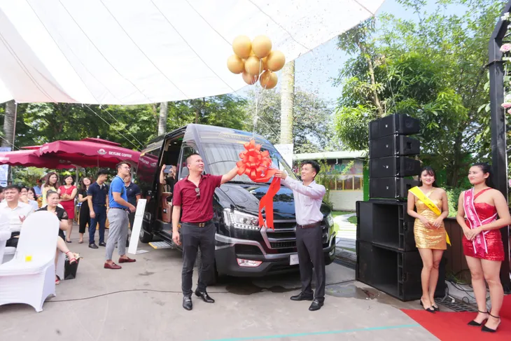 Hyundai Solati độ phong cách sang chảnh Limousine phục vụ giới doanh nhân Việt - Ảnh 5. Hyundai Solati độ phong cách sang chảnh Limousine phục vụ giới doanh nhân Việt - Ảnh 5.
