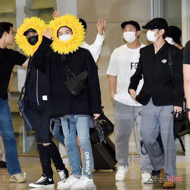 BTS gây choáng với thời trang kiểu... hoa hướng dương - Ảnh 7. BTS gây choáng với thời trang kiểu... hoa hướng dương - Ảnh 7.