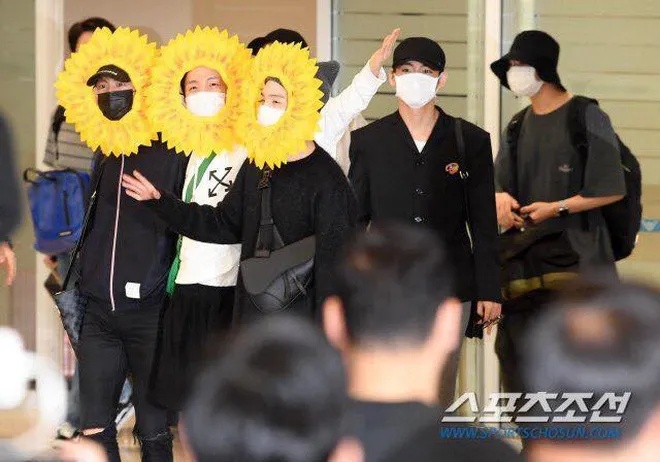 BTS gây choáng với thời trang kiểu... hoa hướng dương - Ảnh 9. BTS gây choáng với thời trang kiểu... hoa hướng dương - Ảnh 9.