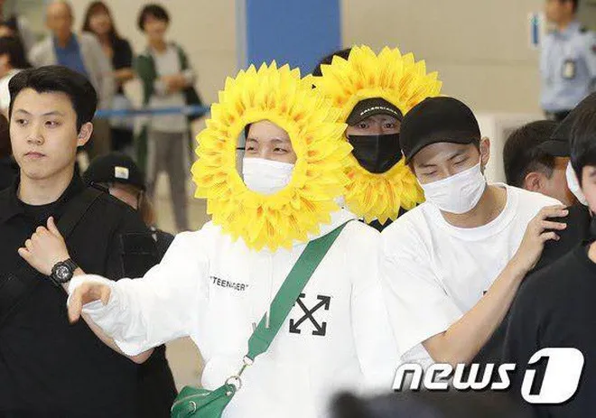 BTS gây choáng với thời trang kiểu... hoa hướng dương - Ảnh 10. BTS gây choáng với thời trang kiểu... hoa hướng dương - Ảnh 10.
