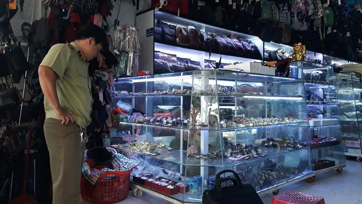 Gia Lai: Tạm giữ hơn 450 đồng hồ giả mạo nhãn hiệu - Ảnh 3. Gia Lai: Tạm giữ hơn 450 đồng hồ giả mạo nhãn hiệu - Ảnh 3.