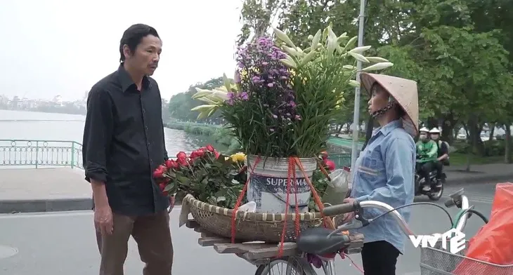 Về nhà đi con - Tập 45: Ông Sơn và cô bán hoa bắt đầu... tìm hiểu nhau? - Ảnh 1. Về nhà đi con - Tập 45: Ông Sơn và cô bán hoa bắt đầu... tìm hiểu nhau? - Ảnh 1.