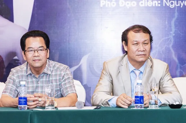 Đoàn làm phim Bão ngầm chính thức ra mắt - Ảnh 1. Đoàn làm phim Bão ngầm chính thức ra mắt - Ảnh 1.
