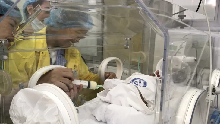Mẹ con sản phụ ung thư vú giai đoạn cuối đã được gặp nhau - Ảnh 2. Mẹ con sản phụ ung thư vú giai đoạn cuối đã được gặp nhau - Ảnh 2.