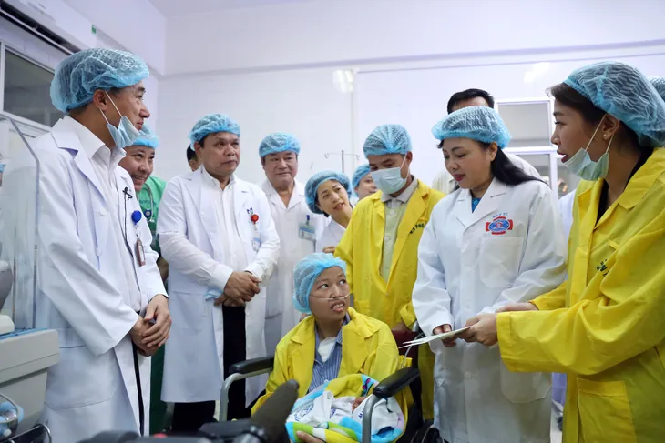 Mẹ con sản phụ ung thư vú giai đoạn cuối đã được gặp nhau - Ảnh 5. Mẹ con sản phụ ung thư vú giai đoạn cuối đã được gặp nhau - Ảnh 5.